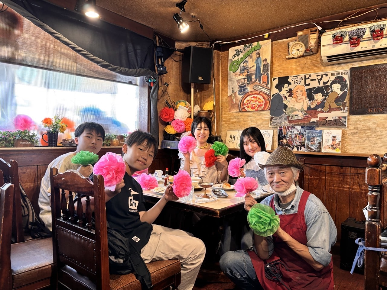 商品が来るのを待っている間、七夕まつりのためのお花をみんなで作りました！
オーナーさんとパシャリ📸