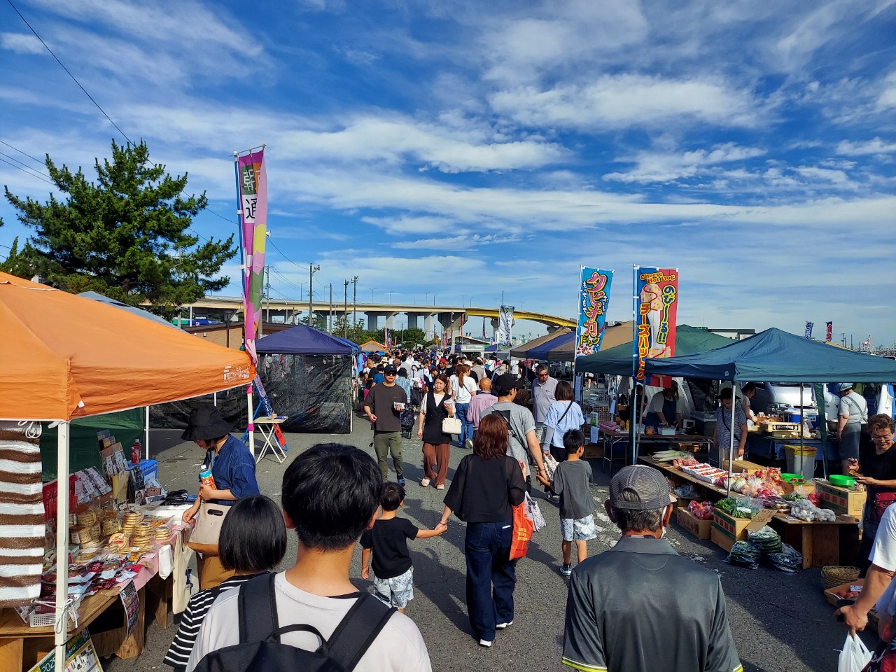 無事に朝市へ到着です😊
天気も良く、清々しい朝でした！！
やはり朝市はとてもにぎわっていて...みなさん最高の朝活ですね✨