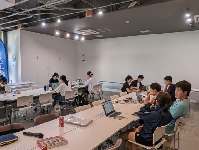 学生サポーターにアドバイスをもらいながら、読み手に内容や八戸市の魅力が伝わる記事を作成します🤔✍