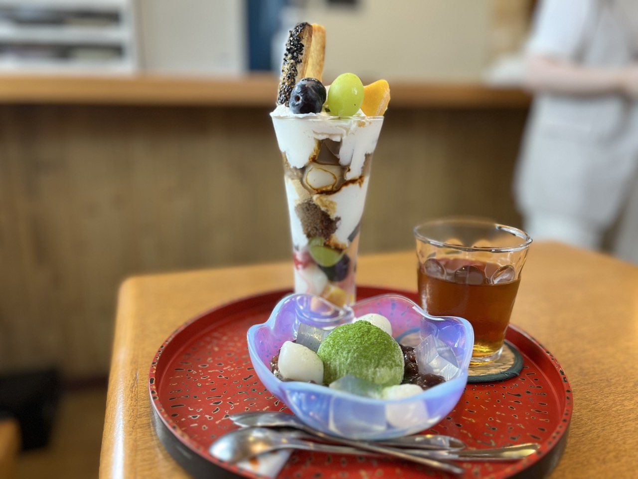 （奥）黒蜜きなこパフェ　（手前）クリーム白玉ぜんざい

取材も写真の撮り方もばっちりです❗✨