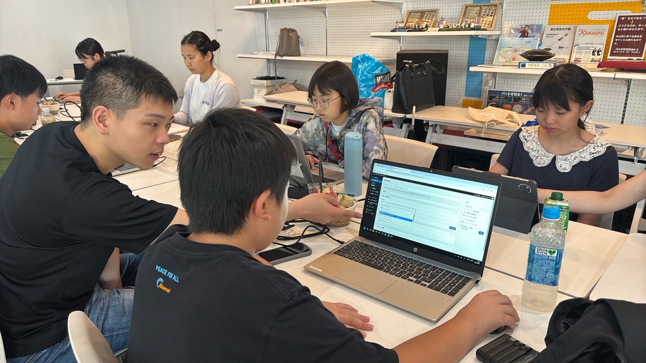 二手にチームを分けたことで、ほぼマンツーマンで学生サポーターがつくことができ、みんなのPCスキルを同時にチェック✅
それそれの知識や進度に合わせたサポートを心がけております💪✨