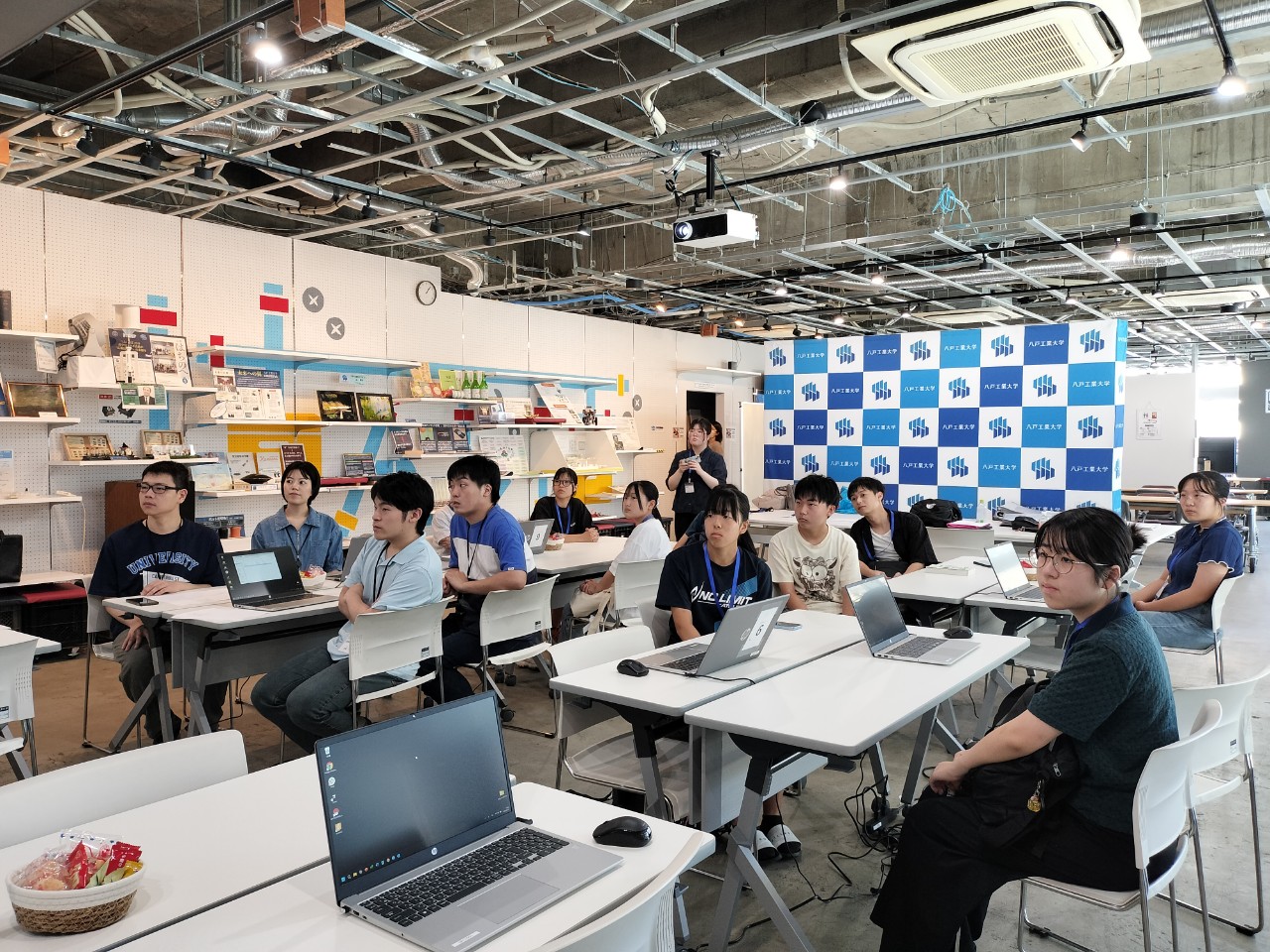 実際に周りの部員が作成した記事を見て、物事を客観的にとらえる視点を養うと同時に、自分の記事の振り返りや次回以降どのような点に注意して作成していこうか等を考えるための倫理的思考の育成も目的としています😊