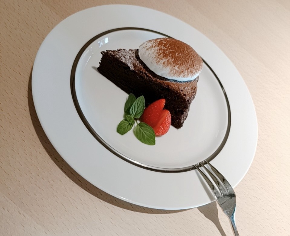 取材の際はレストランでさせていただきました。🍰
ケーキとオレンジジュースを頂きました🍊
夏季期間はテラス席もあって、食事を楽しむこともできます😆