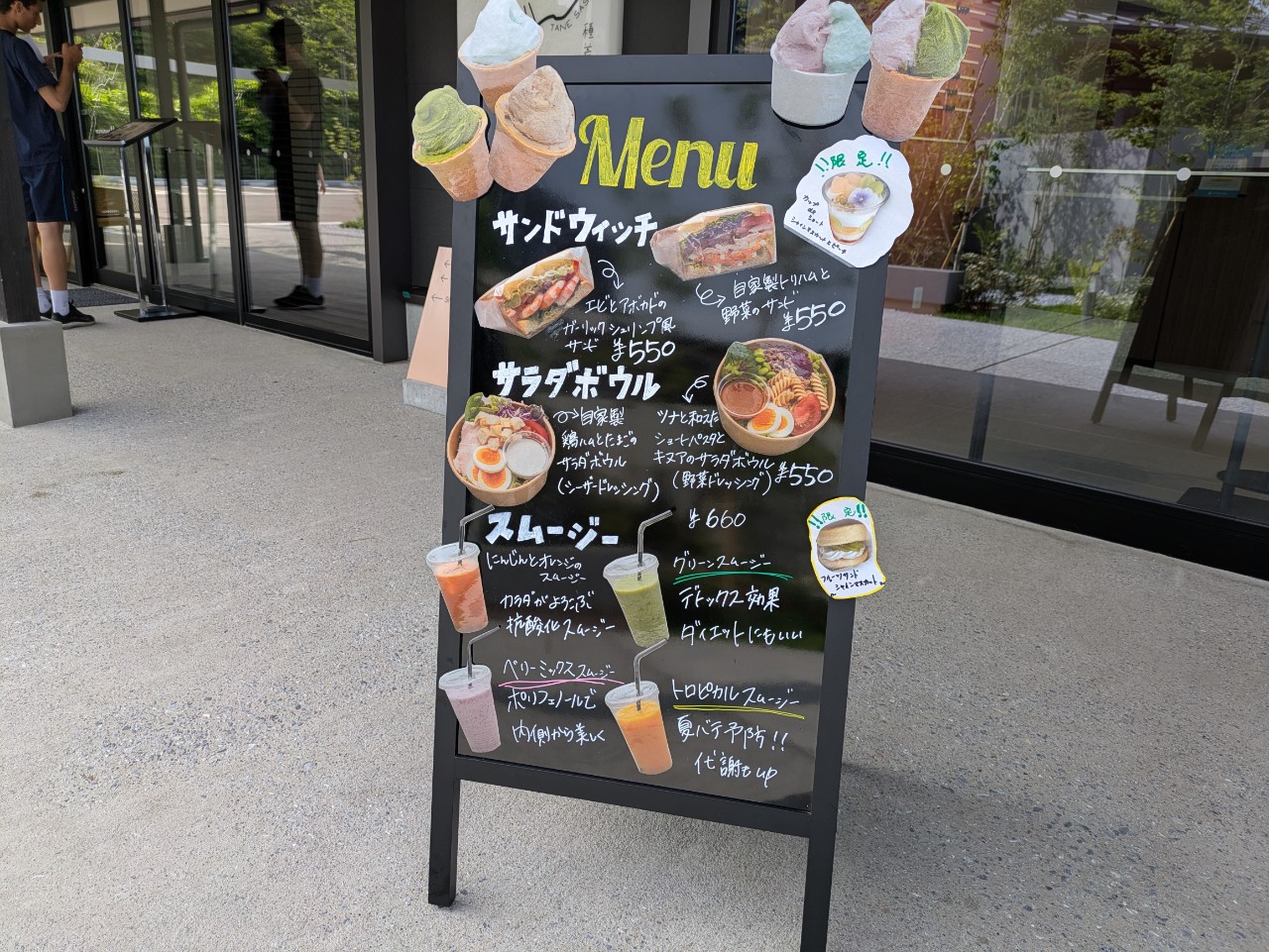 ジェラート以外にもサンドイッチ🥪やサラダボウル🥗などおしゃれなメニューが沢山！
具材たっぷりのサンドイッチ、こだわりのサラダボウルなどインスタ映え間違いなしのメニュー。📸