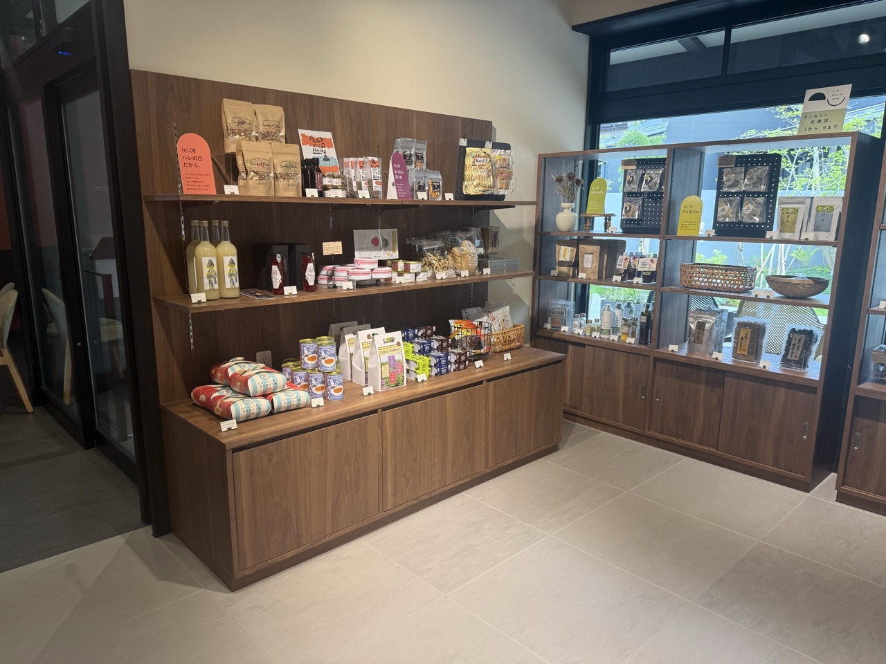 八戸の名物と三陸沿いの各地域の名物が販売されています。🛍
お土産にもおすすめです✨