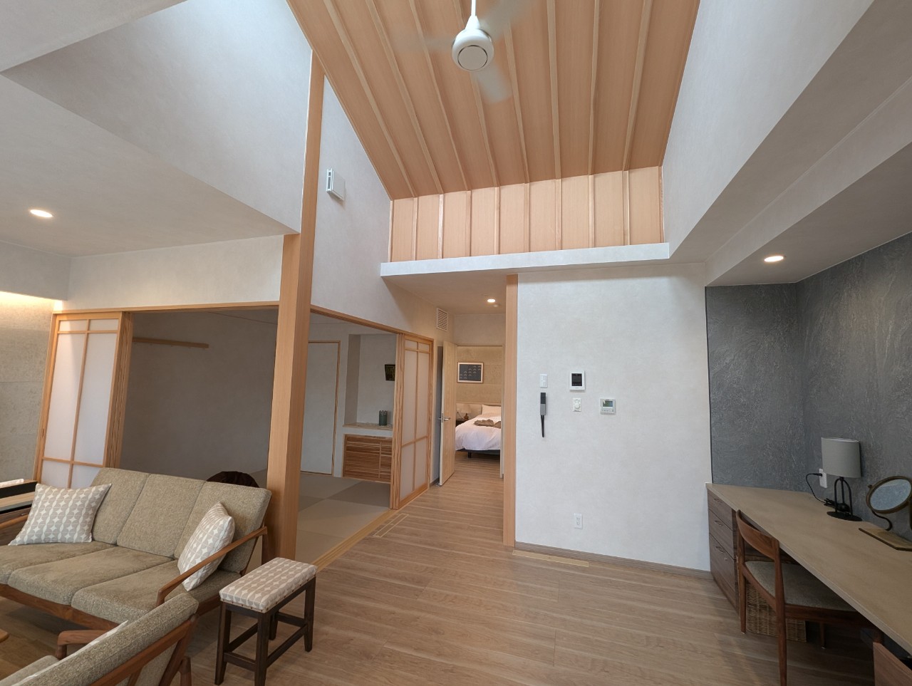 宿泊施設の外装と内装は家のような感じでリラックスできそうです。🏠