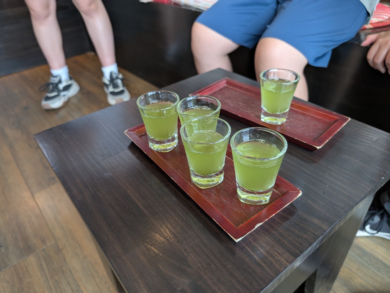 お店に行くとお茶を出してもらえます。
夏は冷やし緑茶、冬は八女茶(やめちゃ)というお茶です。(^O^)／