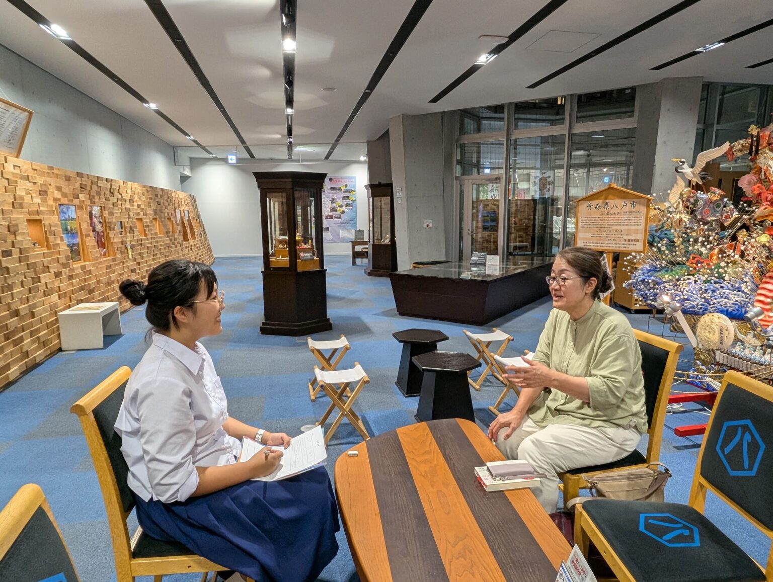 取材の様子
（右）田中静子 先生
（左）取材者：吉田 愛（八戸北高等学校 3年生）