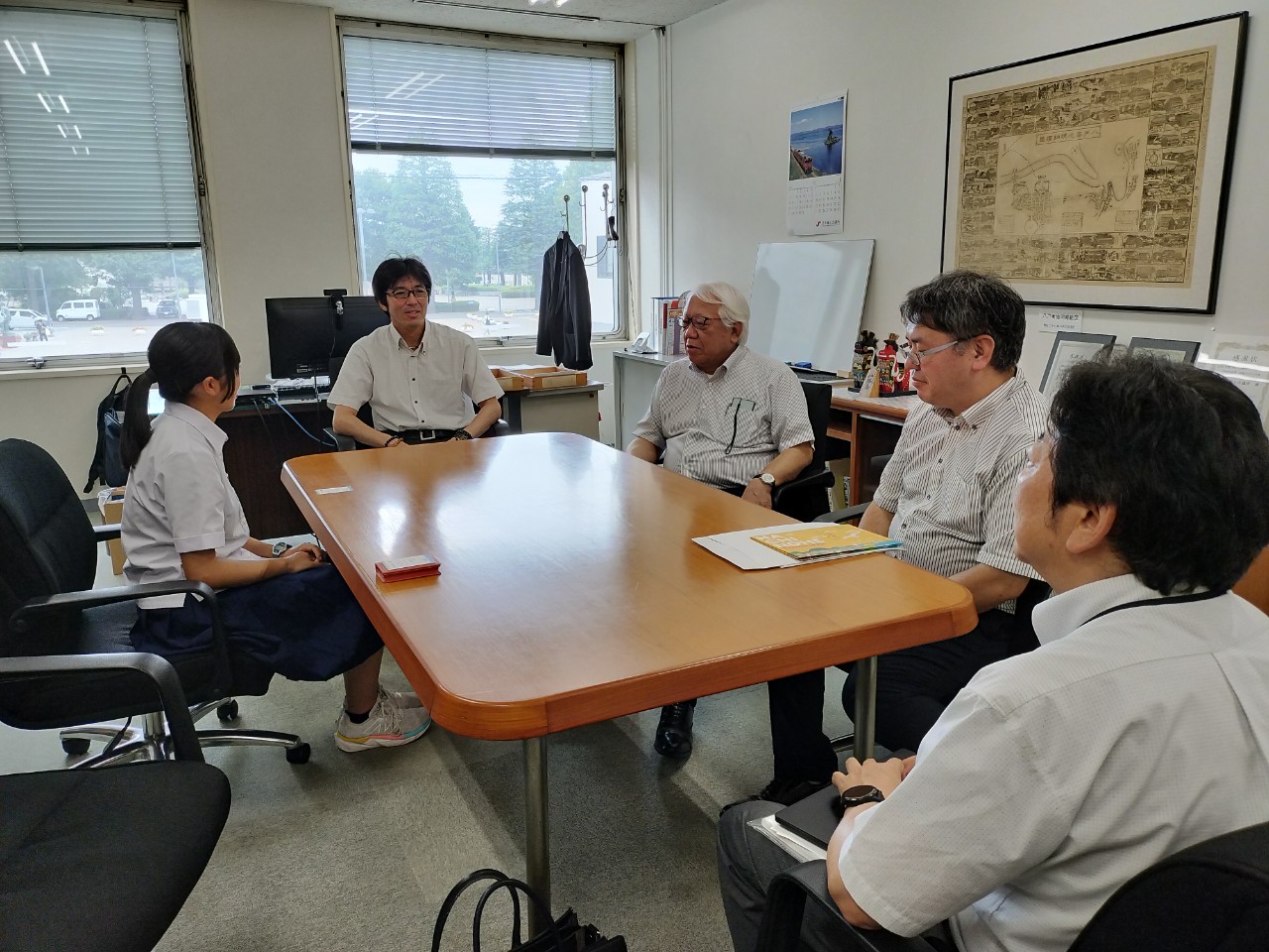 左から
・ 取材者　木村育実（八戸北高校2年）
・ 八戸商工会議所　向井俊晴 専務理事
・ 株式会社まちづくり八戸　妻神敬悦 企画本部長
・ 株式会社まちづくり八戸　柳沢拓哉 企画開発・公民連携担当
・ 八戸商工会議所　原信一 地域振興課長