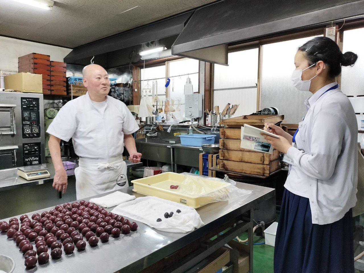 取材の様子
左：店長の戸田和博さん