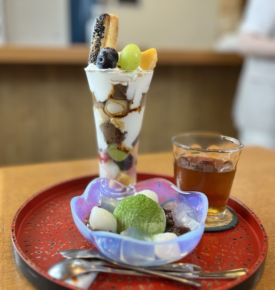 戸田菓子舗さんにはイートインスペースがあり、そこでパフェやぜんざいが食べれるんです！🍵

（手前）クリーム白玉ぜんざい
（奥）黒蜜きなこパフェ