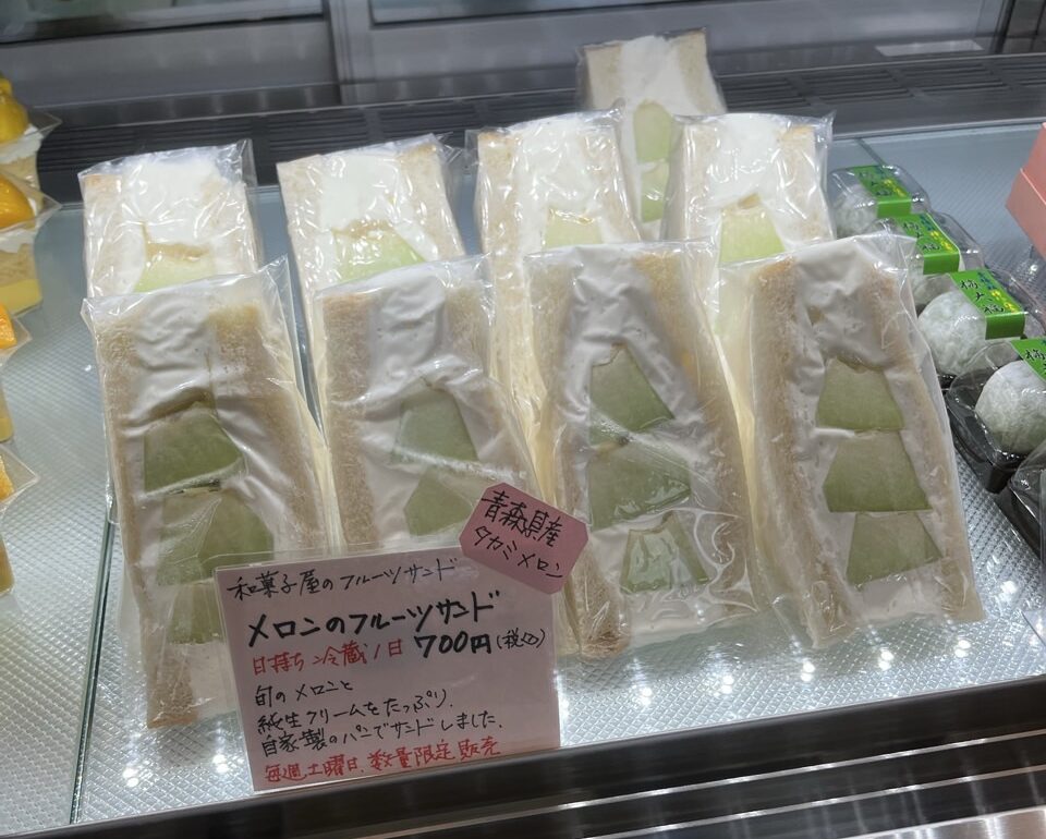 季節のフルーツでフルーツサンドの販売もしています。