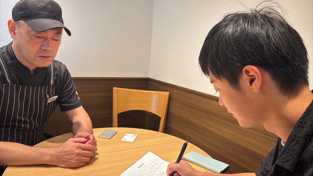 取材の様子
（左）フルーツ＆パーラーODAWARA店長の對馬 建爾（つしま けんじ）さん
（右）取材者：殿村 漣（八戸商業高等学校 3年生）