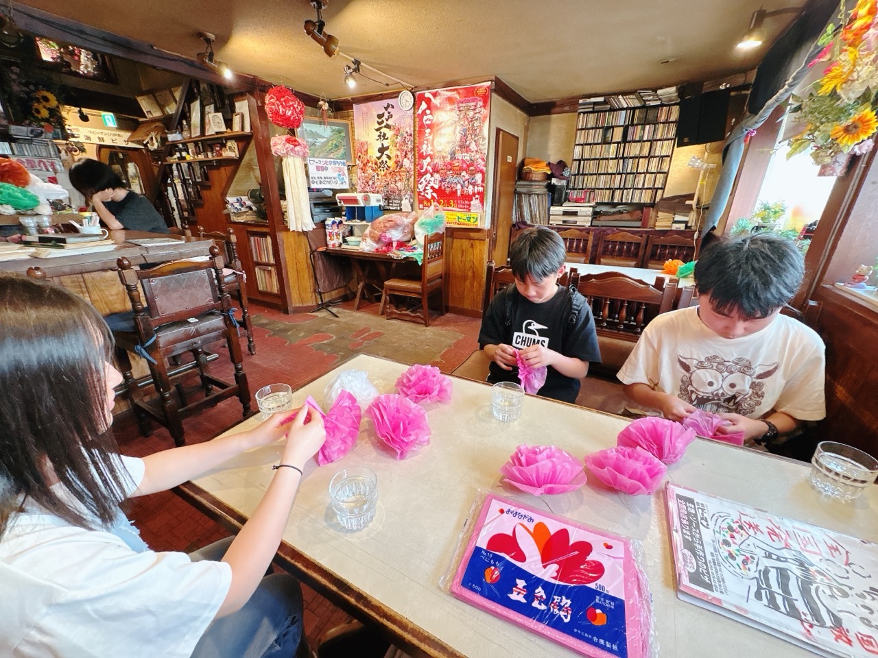 ライブには参加できませんでしたが、飾りをつくるのを手伝いました！😀