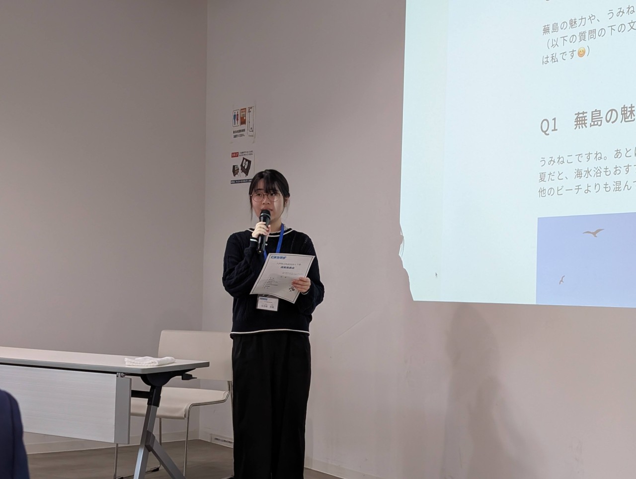 石羽根 花穂さん（八戸工業高等専門学校・1年）
蕪島休憩所の館長さんへ蕪島の魅力を取材✍