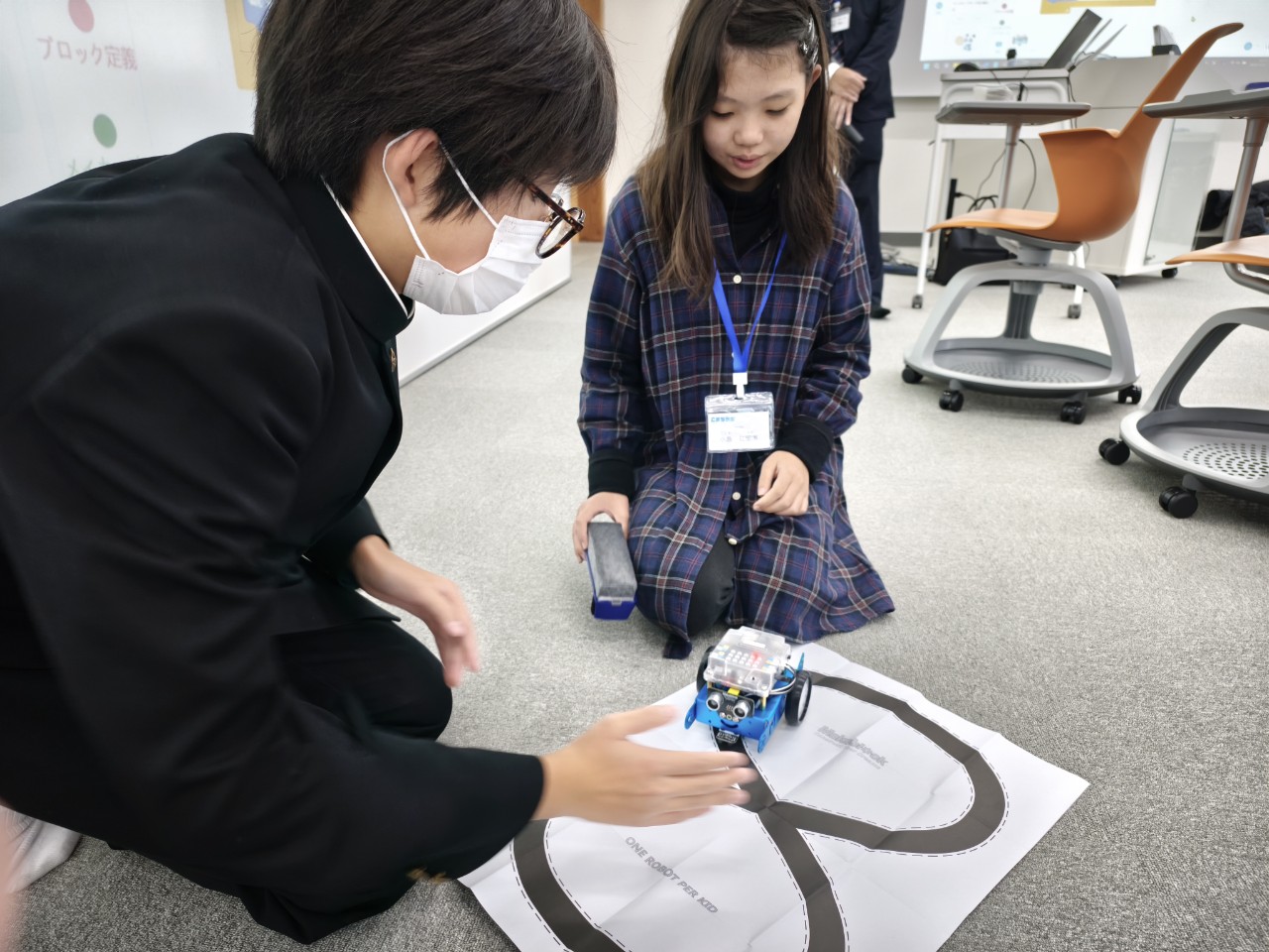 黒い線に沿って走るようなプログラム設計にしました💻