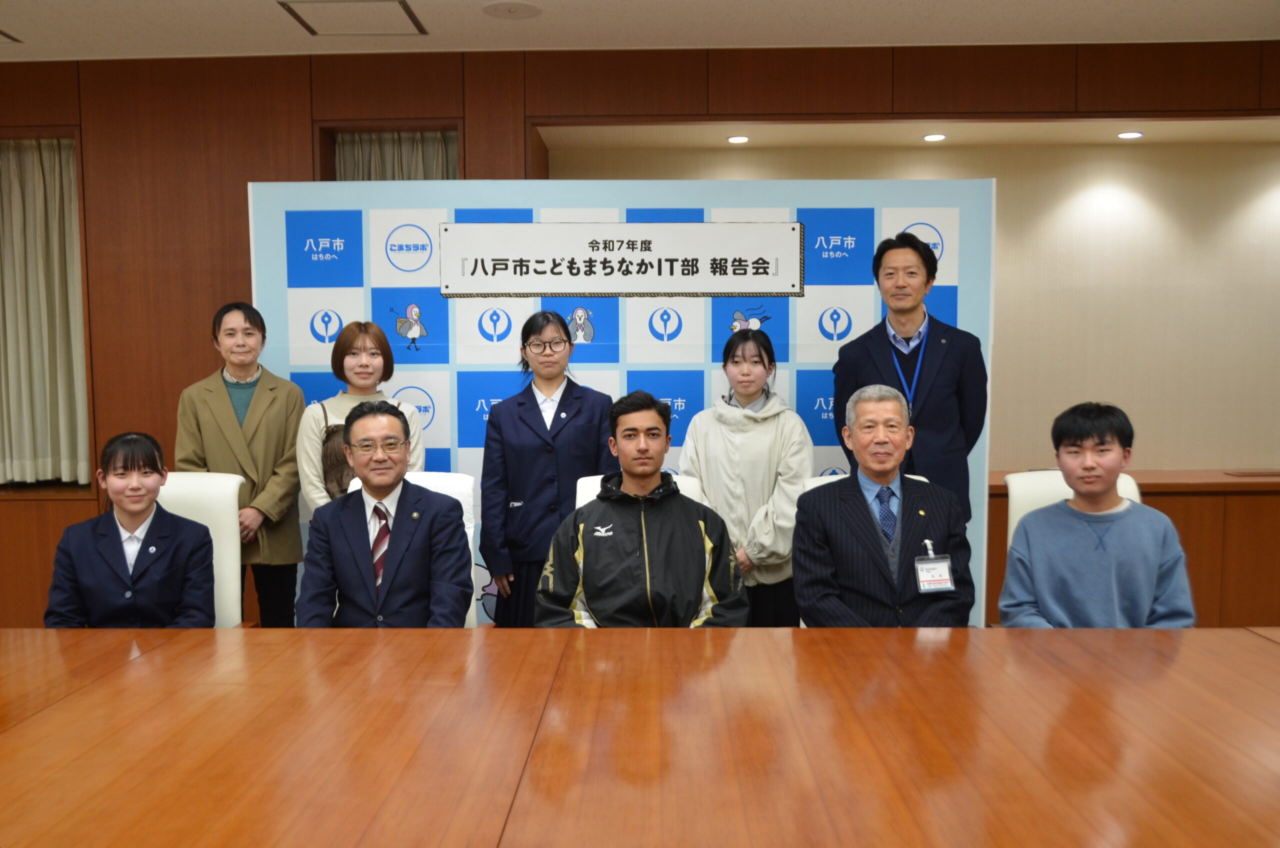 報告会の最後には、みんなで記念撮影📸
思い出に残る一枚となりました。