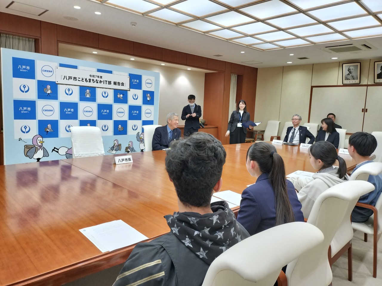 初めて足を踏み入れる庁議室。
いつもの部活動とは違い、静まり返った空間に市の職員の皆さんが並び、開始前から部員たちは緊張した様子でした。