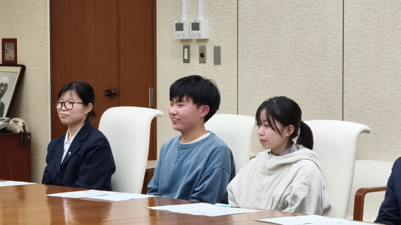 緊張していた部員たちも、市長の言葉に少し表情が和らぎ、自分たちの活動に自信を持てた様子でした。