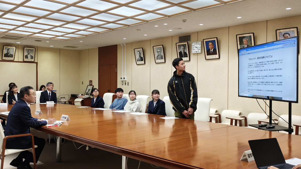 続いて、当日参加した部員5名が、それぞれ自分で取材・執筆した記事を発表。
実際に取材した内容や、記事作成で工夫した点などを、市長・教育長の前で紹介しました。