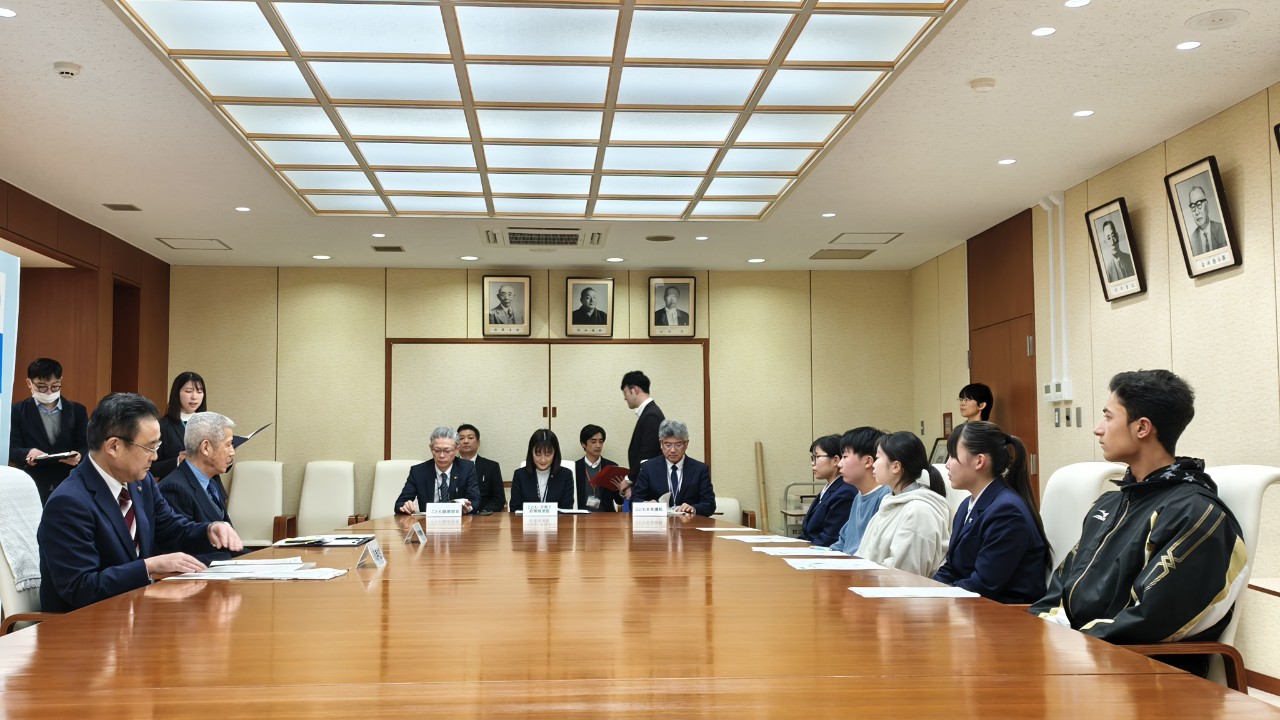 やがて熊谷市長が入室され、いよいよ報告会がスタートしました。